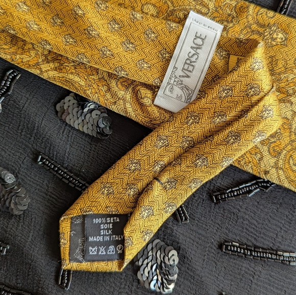 Vintage Versace tie in mustard gold 100% silk - Picture 4 of 5
